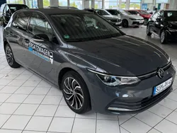 Delfingrau metallic Gebraucht 2021 VW Golf VIII Life Limousine | 24.323 € (Etwas zu teuer)