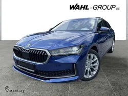Atlantikblau (blau) met. Gebraucht 2024 Skoda Superb Selection Kombi | 43.732 €