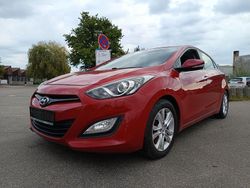 Cool red Gebraucht 2013 Hyundai i30 Style Limousine | 5.999 € (Teuer)