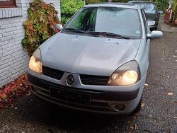 Grau Gebraucht 2001 Renault Clio II Kleinwagen | 1.450 € (Etwas zu teuer)