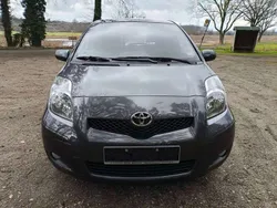Grau Gebraucht 2009 Toyota Yaris Limousine | 2.850 € (Fairer Preis)