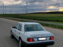 Weiß Gebraucht 1989 Mercedes E260 Limousine | 8.900 €