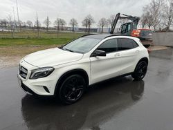 Weiß Gebraucht 2015 Mercedes GLA220 AMG line SUV | 16.700 € (Fairer Preis)
