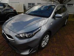 Lunarsilbermetallic Neu 2025 Kia Ceed Comfort Kleinwagen | 23.690 € (Etwas zu teuer)