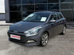 Grau Gebraucht 2015 Hyundai i20 Classic Limousine | 7.975 € (Etwas zu teuer)