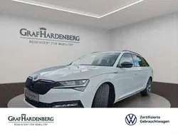 Moonweiss metallic Gebraucht 2024 Skoda Superb SportLine Kombi | 41.555 €