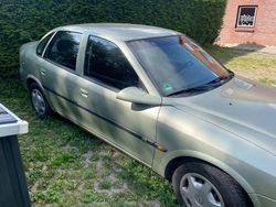 Grün Gebraucht 1997 Opel Vectra Limousine | 2.100 € (Etwas zu teuer)