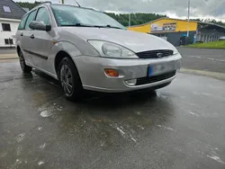 Silber Gebraucht 2000 Ford Focus Kombi | 1.000 €