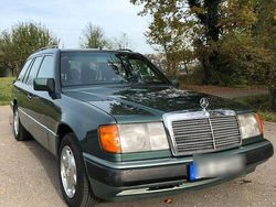 Grün Gebraucht 1992 Mercedes E220 Kombi | 9.999 €