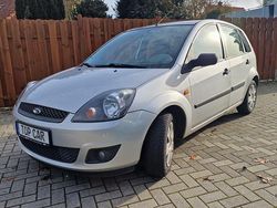 Polarsilber metallic Gebraucht 2006 Ford Fiesta Trend Kleinwagen | 4.500 €