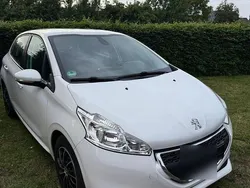 Weiß Gebraucht 2015 Peugeot 208 Kleinwagen | 2.550 €