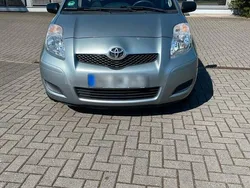 Silber Gebraucht 2011 Toyota Yaris Kleinwagen | 2.900 €