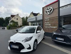 Weiß Gebraucht 2025 Toyota Yaris Hybrid Comfort Limousine | 23.990 € (Fairer Preis)