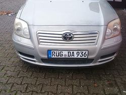 Grün Gebraucht 2004 Toyota Avensis Kombi | 2.000 € (Etwas zu teuer)