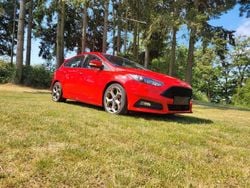 Rot Gebraucht 2016 Ford Focus ST Limousine | 10.600 € (Superpreis)