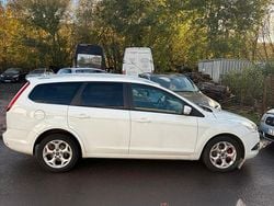 Weiß Gebraucht 2010 Ford Focus Kombi | 1.850 € (Fairer Preis)