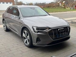 Grau Gebraucht 2020 Audi e-tron Advanced SUV | 26.500 € (Fairer Preis)