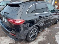 Schwarz Gebraucht 2023 Mercedes B200 Van / Kleinbus | 26.900 € (Guter Preis)