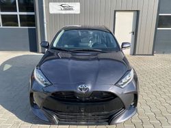 Grau Gebraucht 2023 Toyota Yaris Basis Limousine | 17.200 € (Fairer Preis)