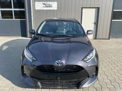 Grau Gebraucht 2023 Toyota Yaris Basis Limousine | 17.600 € (Fairer Preis)