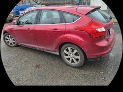 Rot Gebraucht 2012 Ford Focus Titanium Limousine | 3.399 € (Superpreis)