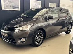 Grau Gebraucht 2015 Toyota Verso Skyview Edition Van / Kleinbus | 13.900 € (Fairer Preis)