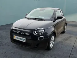 Schwarz Gebraucht 2021 Fiat 500e Action Kleinwagen | 13.399 € (Etwas zu teuer)