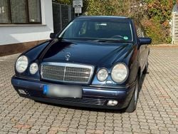 Blau Gebraucht 1998 Mercedes E240 Elegance Limousine | 3.500 €
