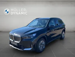 Black sapphire metallic Neu 2025 BMW iX1 Shadowline SUV | 43.790 € (Superpreis)
