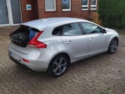 Silber Gebraucht 2018 Volvo V40 Momentum Kombi | 12.900 € (Fairer Preis)