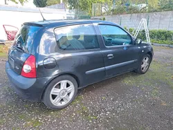 Schwarz Gebraucht 2004 Renault Clio II Kleinwagen | 990 €