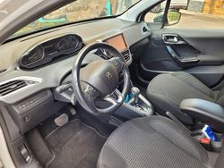 Weiß Gebraucht 2017 Peugeot 208 Allure Kleinwagen | 9.499 € (Fairer Preis)