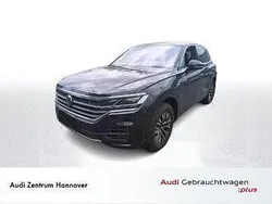 Deep black perleffekt (metallic) Gebraucht 2022 VW Touareg R-line SUV | 52.850 € (Fairer Preis)