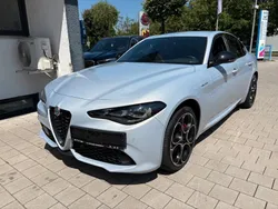 Perla lunare, metallic Gebraucht 2024 Alfa Romeo Giulia Veloce Limousine | 39.949 €