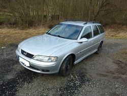 Silber metallic Gebraucht 2000 Opel Vectra Kombi | 2.000 €