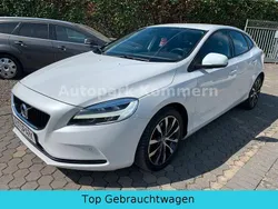 Weiß Gebraucht 2019 Volvo V40 Momentum Kombi | 16.199 € (Fairer Preis)