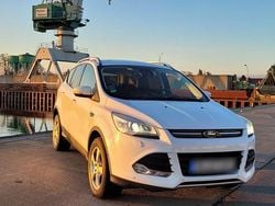 Weiß Gebraucht 2015 Ford Kuga SUV | 12.499 € (Fairer Preis)