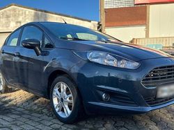 Grau Gebraucht 2015 Ford Fiesta Limousine | 4.400 €