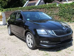 Black magic pearlescent Gebraucht 2019 Skoda Octavia Clever Kombi | 13.750 € (Guter Preis)