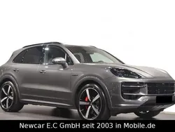 Quarzitgraumetallic (3m) Neu 2025 Porsche Cayenne S E-Hybrid Chrono SUV | 149.690 € (Fairer Preis)