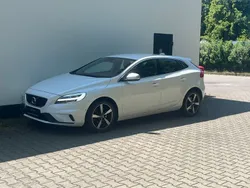 Weiß Gebraucht 2018 Volvo V40 R-Design Kombi | 15.900 € (Fairer Preis)