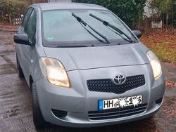 Grau Gebraucht 2009 Toyota Yaris Cool Limousine | 3.250 € (Fairer Preis)