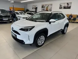 Schneeweiß Gebraucht 2024 Toyota Yaris Hybrid Comfort | 23.450 € (Fairer Preis)