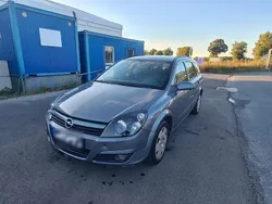 Grau Gebraucht 2004 Opel Astra Kombi | 1.200 € (Teuer)