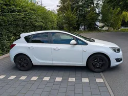 Weiß Gebraucht 2013 Opel Astra Selection Limousine | 5.000 € (Fairer Preis)
