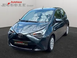 Grau Gebraucht 2021 Toyota Aygo X-play Kleinwagen | 11.490 € (Fairer Preis)
