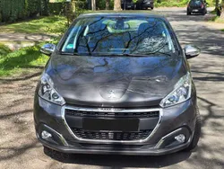 Grau Gebraucht 2018 Peugeot 208 Kleinwagen | 11.200 € (Etwas zu teuer)