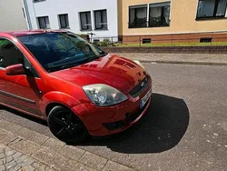 Rot Gebraucht 2003 Ford Fiesta Kleinwagen | 2.000 €