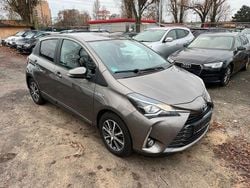 Grau Gebraucht 2019 Toyota Yaris Hybrid Club Limousine | 11.490 € (Guter Preis)
