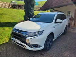 Weiß Gebraucht 2021 Mitsubishi Outlander P-HEV Top SUV | 23.500 € (Etwas zu teuer)